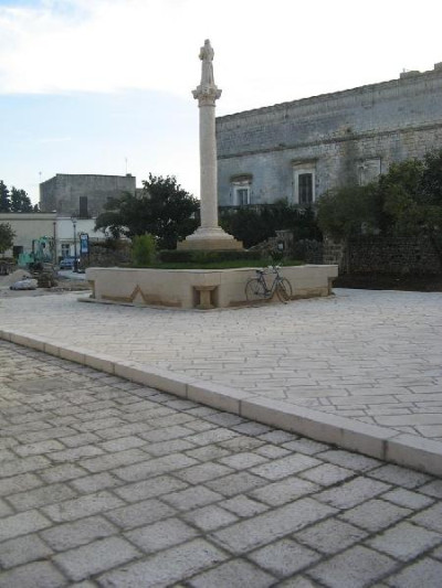 Lucugnano - Uno scorcio di piazza Girolamo Comi